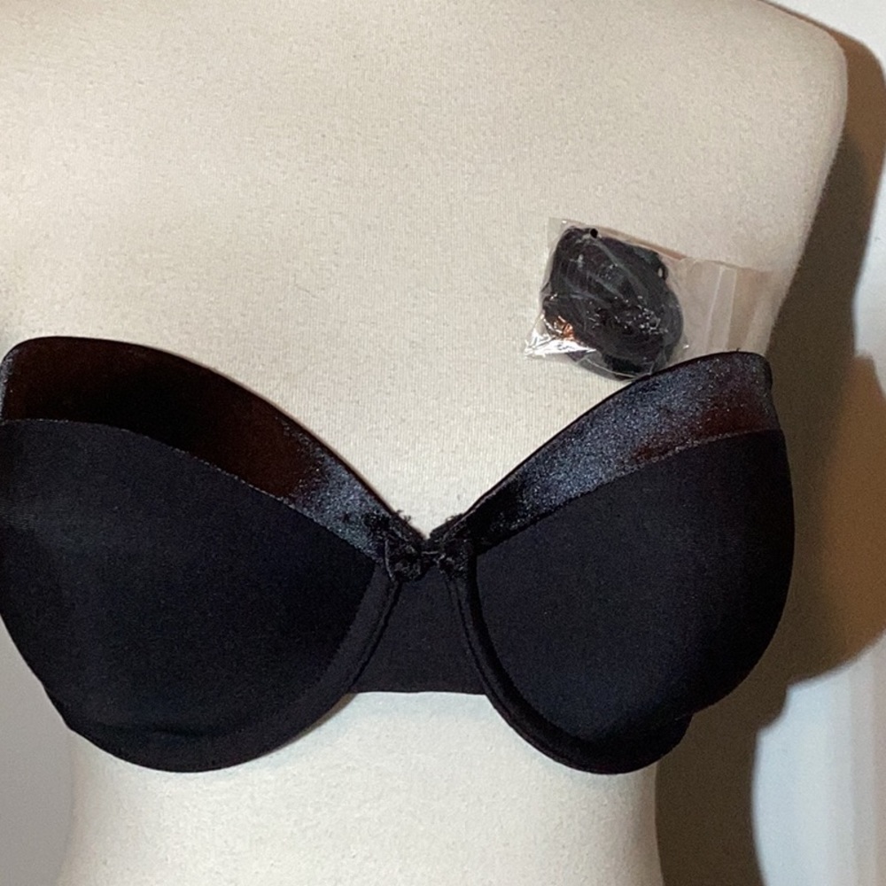 Warner’s strapless bra, 36D, underwire, straps included. #01123, satin trim